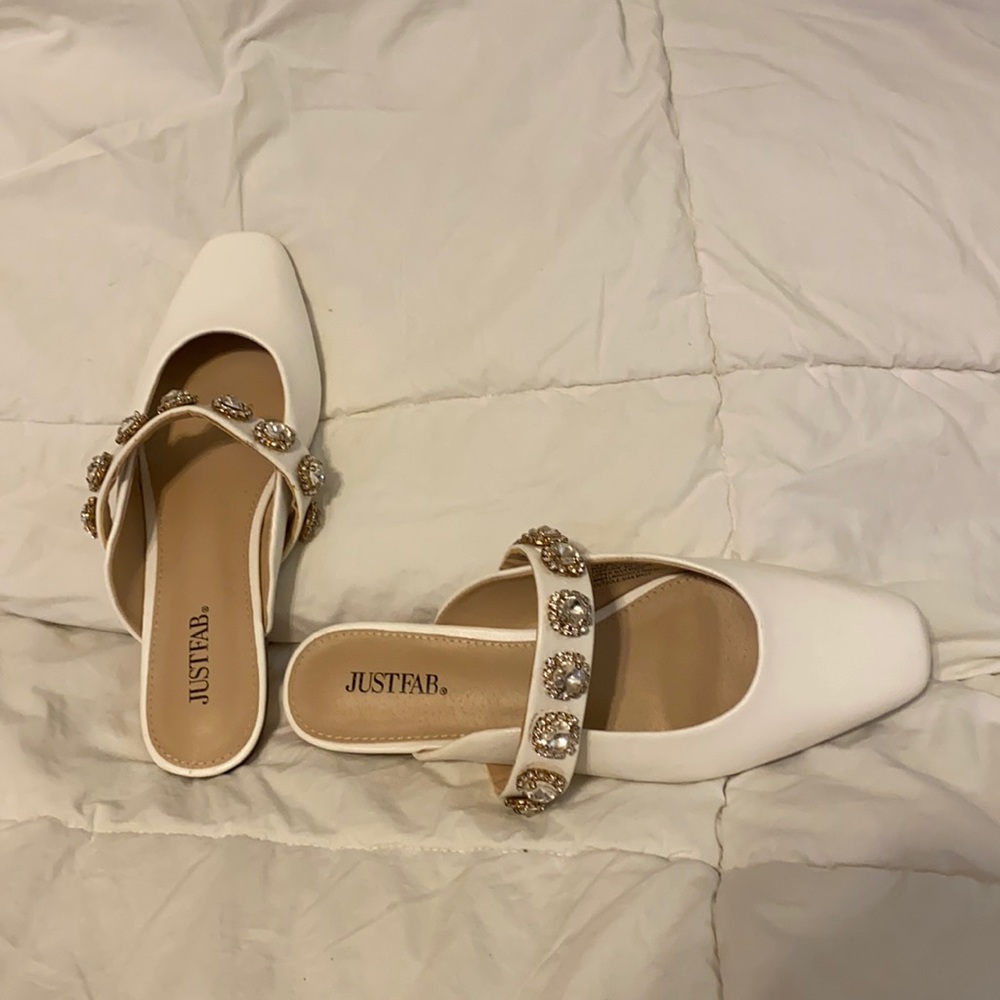 Beautiful Jem White Flats